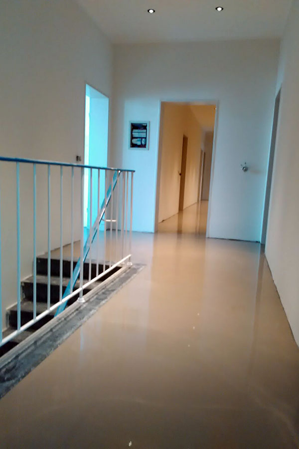 Komplette Wohnraum-Modernisierung: 150m² Designboden in Holzoptik inklusive Dekorfußleisten-bild-05