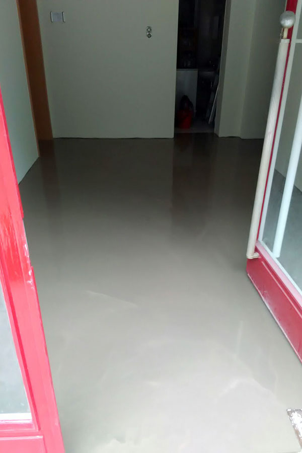 Komplette Wohnraum-Modernisierung: 150m² Designboden in Holzoptik inklusive Dekorfußleisten-bild-06