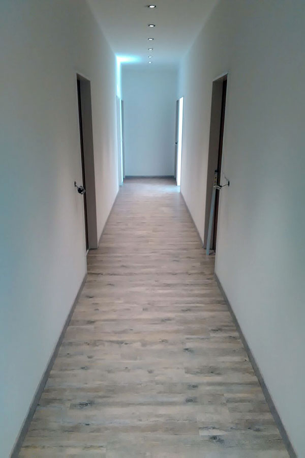 Komplette Wohnraum-Modernisierung: 150m² Designboden in Holzoptik inklusive Dekorfußleisten-bild-09