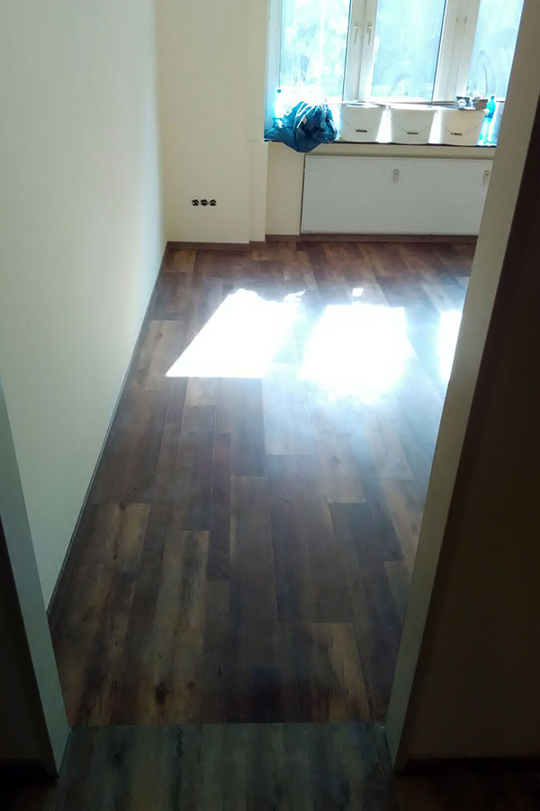 Komplette Wohnraum-Modernisierung: 150m² Designboden in Holzoptik inklusive Dekorfußleisten-bild-10