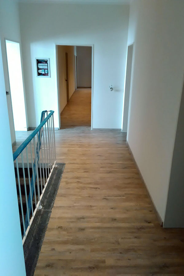 Komplette Wohnraum-Modernisierung: 150m² Designboden in Holzoptik inklusive Dekorfußleisten-bild-11