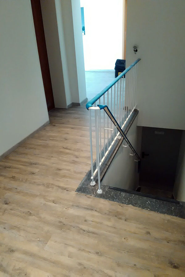 Komplette Wohnraum-Modernisierung: 150m² Designboden in Holzoptik inklusive Dekorfußleisten-bild-12