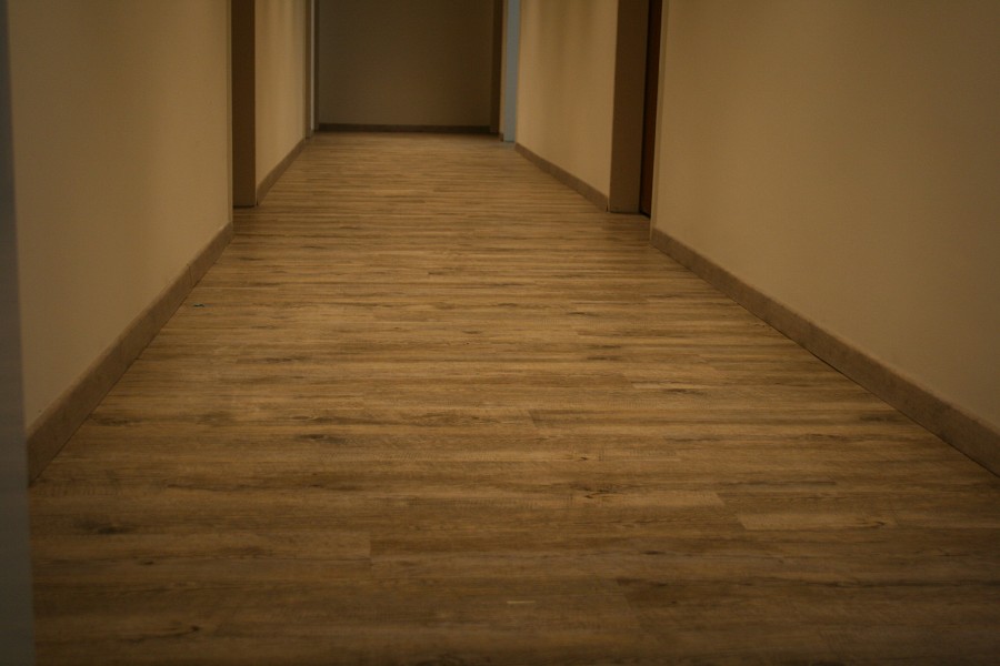 Komplette Wohnraum-Modernisierung: 150m² Designboden in Holzoptik inklusive Dekorfußleisten-bild-16