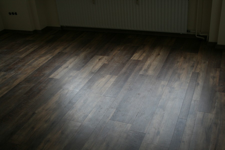 Komplette Wohnraum-Modernisierung: 150m² Designboden in Holzoptik inklusive Dekorfußleisten-bild-17