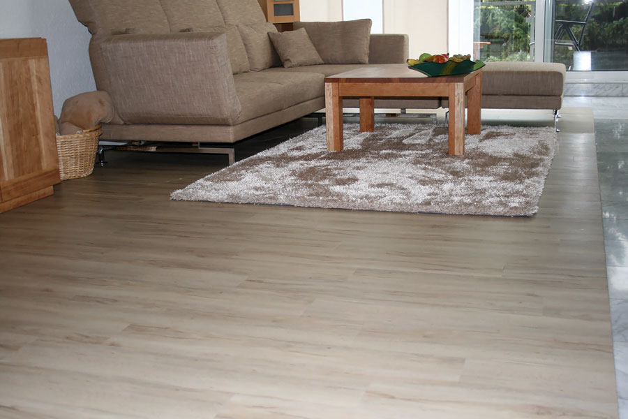 Schlafzimmer-Gestaltung mit moderner Motivtapete und Designbelag