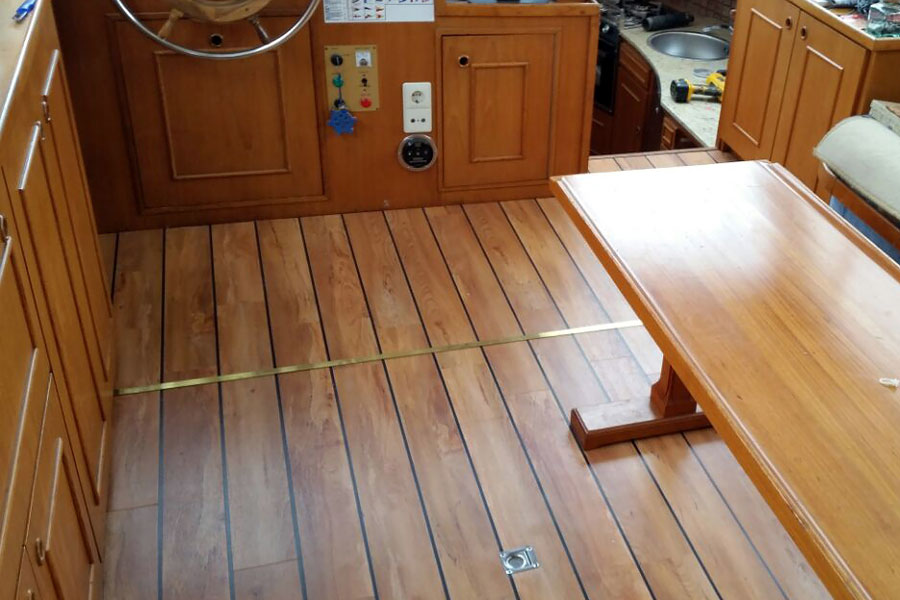 Exklusive Fußbodenerneuerung auf einer Yacht mit PVC-Designbelag und maritimen Akzentstreifen-01