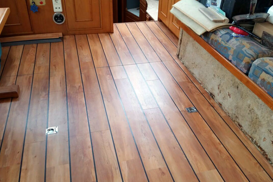 Exklusive Fußbodenerneuerung auf einer Yacht mit PVC-Designbelag und maritimen Akzentstreifen-02