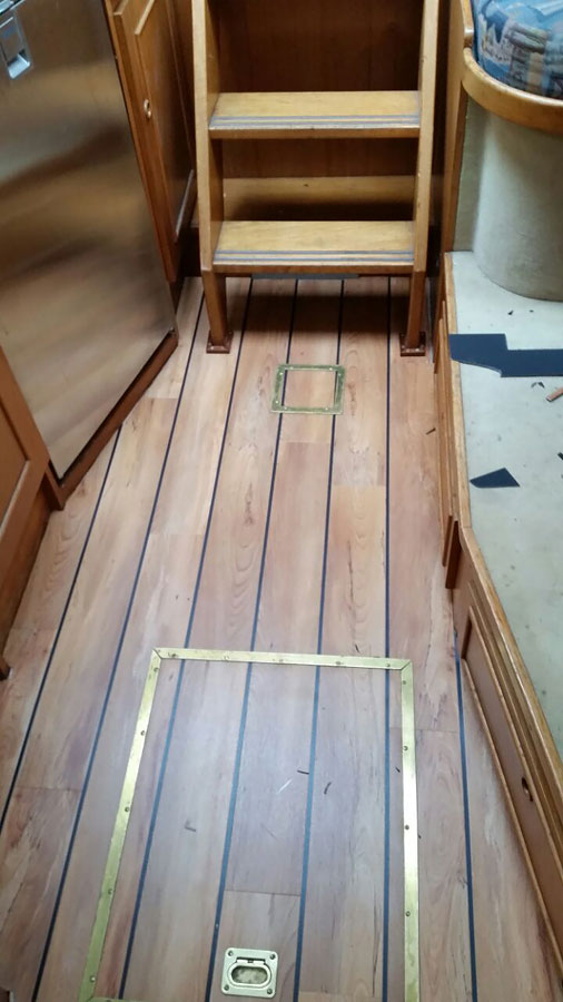 Exklusive Fußbodenerneuerung auf einer Yacht mit PVC-Designbelag und maritimen Akzentstreifen-04