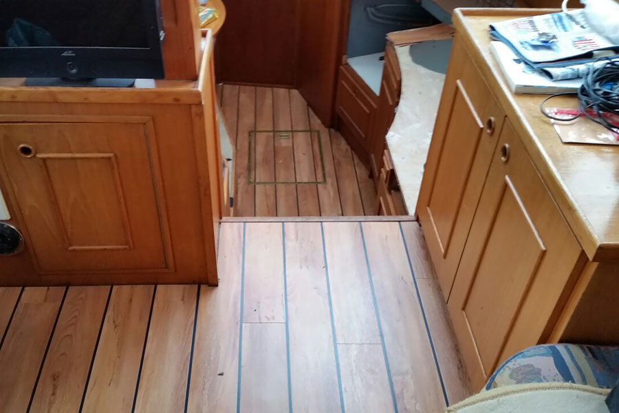 Exklusive Fußbodenerneuerung auf einer Yacht mit PVC-Designbelag und maritimen Akzentstreifen-05