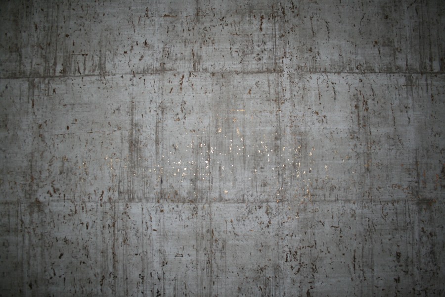 Wohn-, Eßzimmer mit Stuck an der Decke und einer Wandverkleidung aus handverarbeitetem Kork auf Goldlamee und mit goldfarbig bedrucktem Vlies aufgewertet